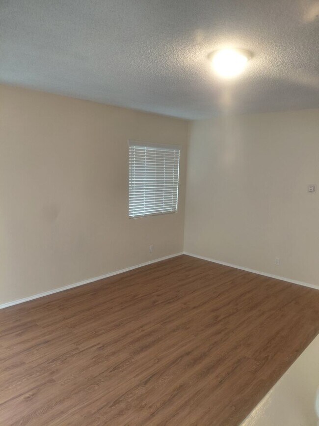 Building Photo - 452