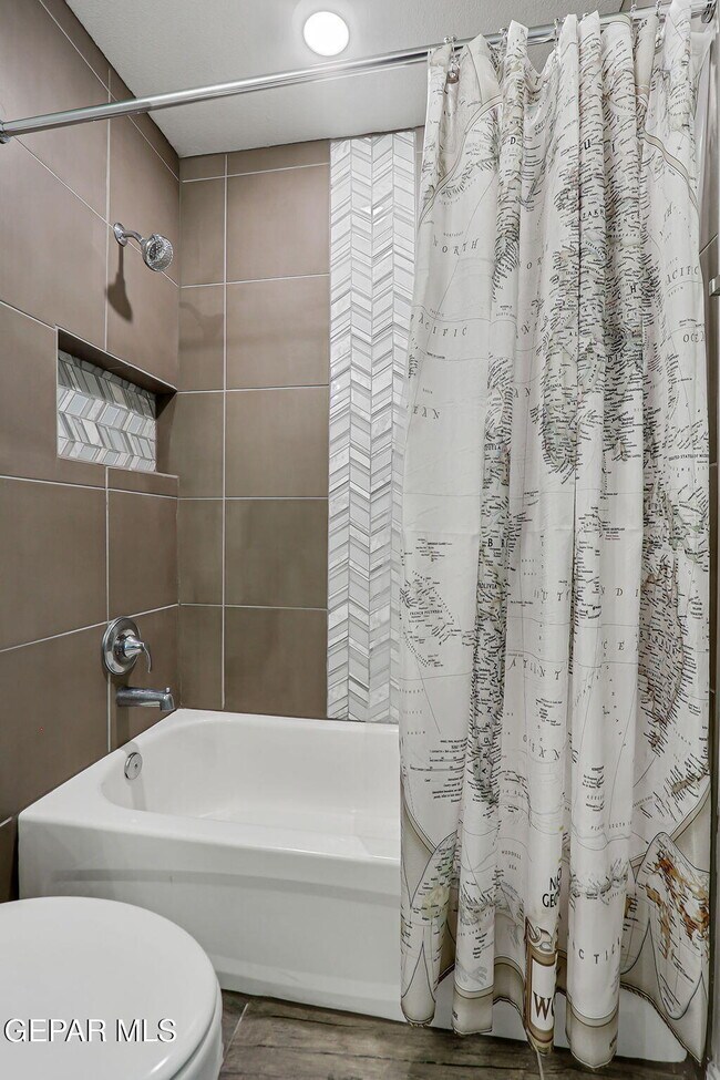 Building Photo - 13130 Oakhampton Ave