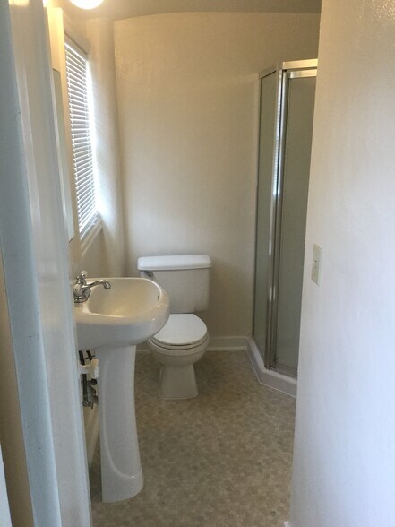 Building Photo - 1010 E 2nd St