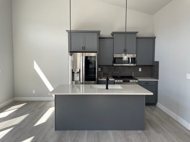 Building Photo - Townhouse For Lease