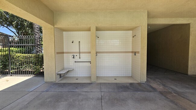 Building Photo - 1105 N Yucca Ave
