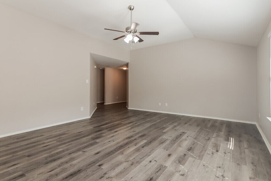 Building Photo - 1410 Post Oak Trail