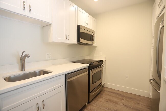 Building Photo - 24 2nd St