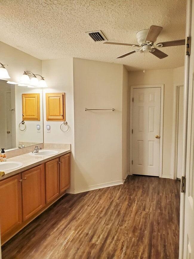 Building Photo - 4 Bedroom 2 Bath home located in heart of ...