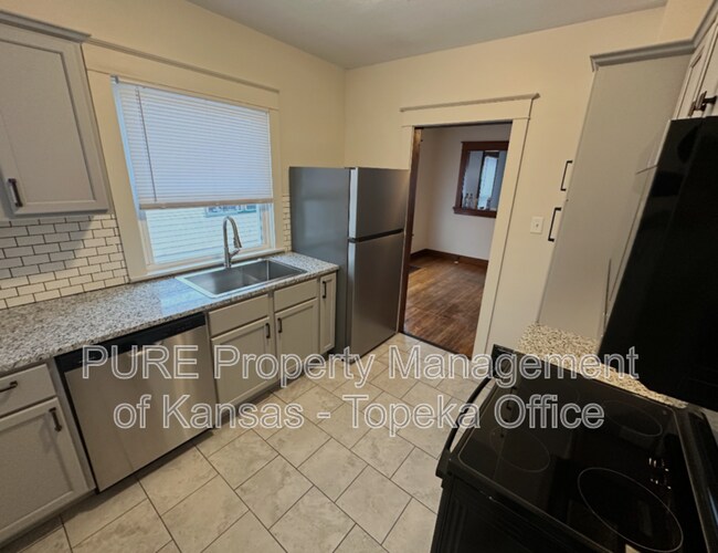 Building Photo - 939 SW Jewell Ave