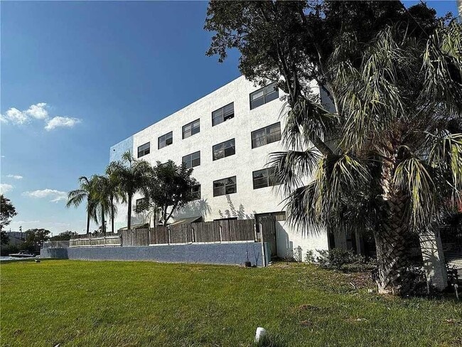 Building Photo - 105 S Riverside Dr