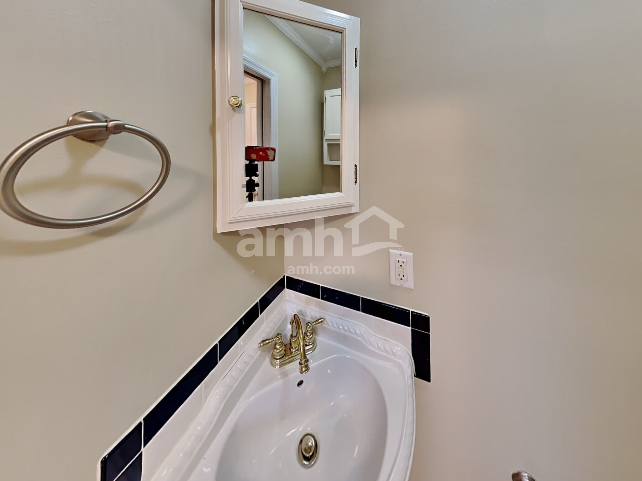 Building Photo - 1084 Pinehurst Dr