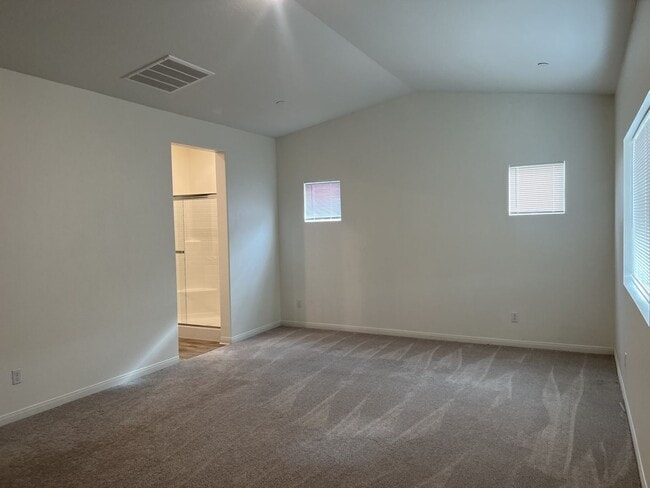 Building Photo - 4 Bedroom 2 Bath