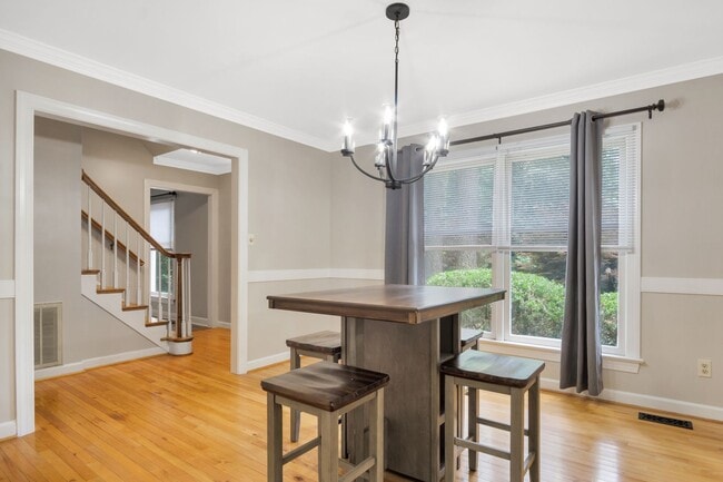 Building Photo - Beautifully Refreshed 4 Bedroom 3 Bath Col...