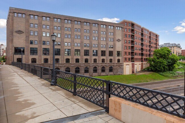 Building Photo - 404 Washington Avenue N 104