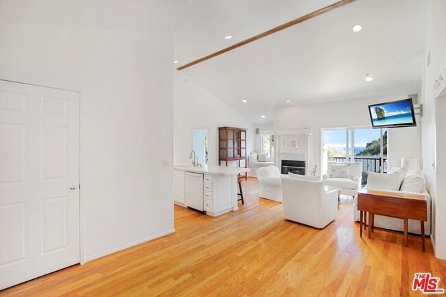 Building Photo - 3855 Rambla Pacifico St