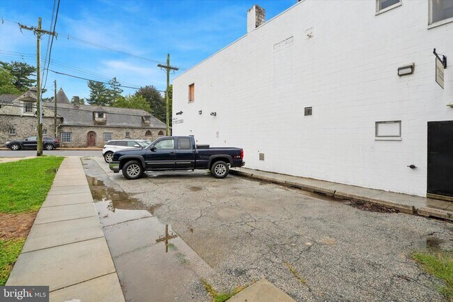 Building Photo - 208 Lincoln Hwy E