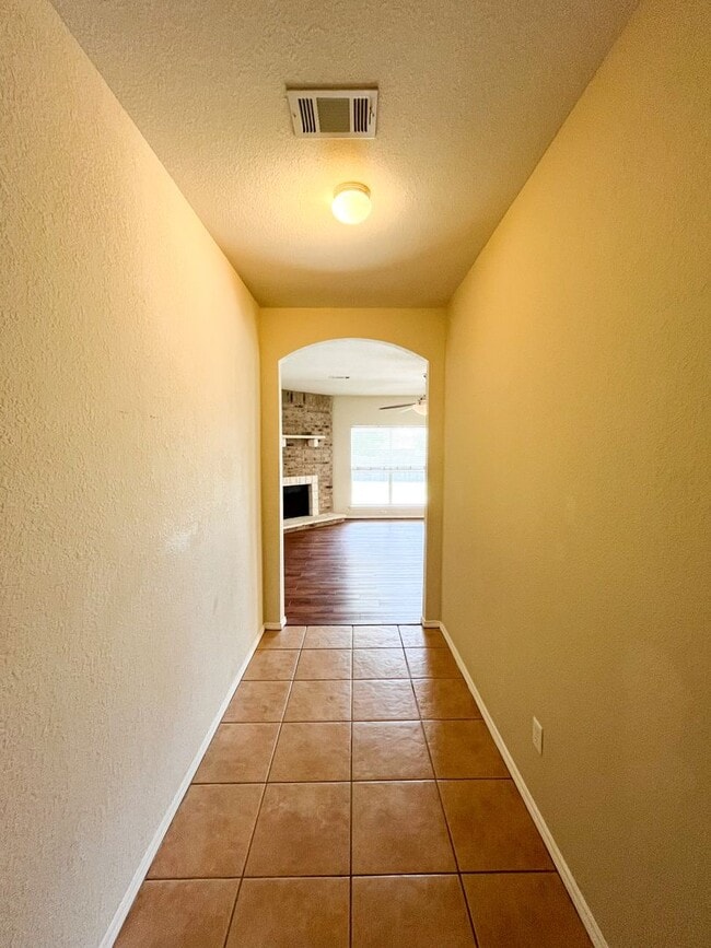 Building Photo - Available NOW!!!! Open floor plan features...