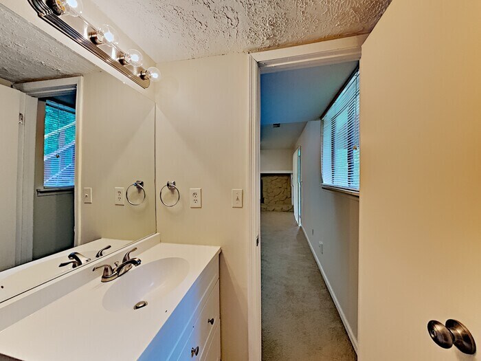 Building Photo - 8401 Beechwood Trce