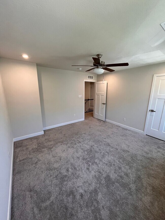 Building Photo - 437 Greenwood Dr