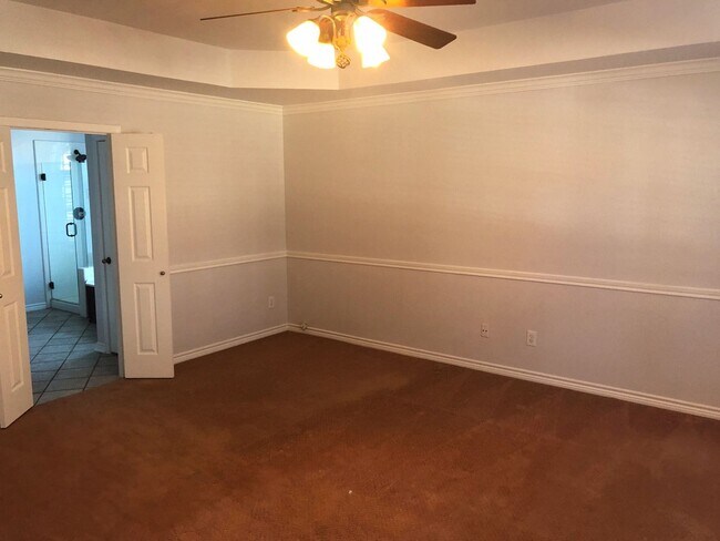 Building Photo - 5 Bedrooms in Richardson!
