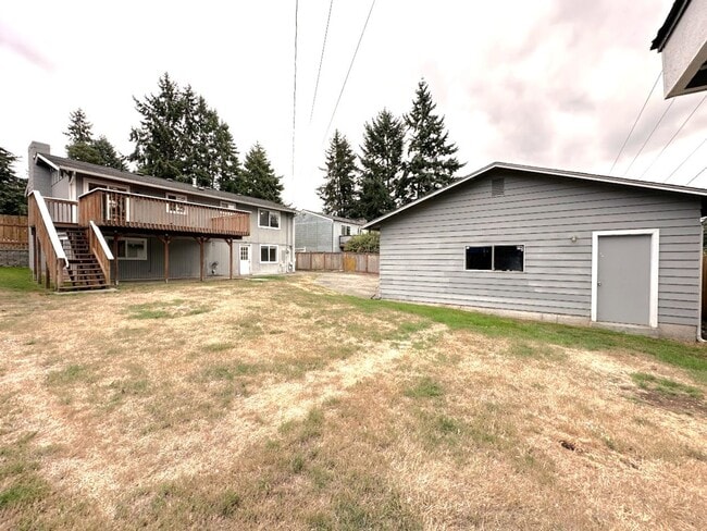 Building Photo - University Place 5 bedroom! Pet Friendly!