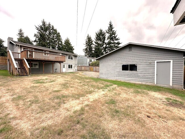 Building Photo - Updated 5 bedroom 2.5 bathroom home in Uni...