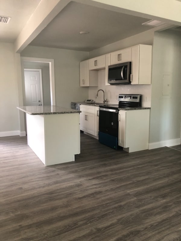 Building Photo - 1445 12th Ave S