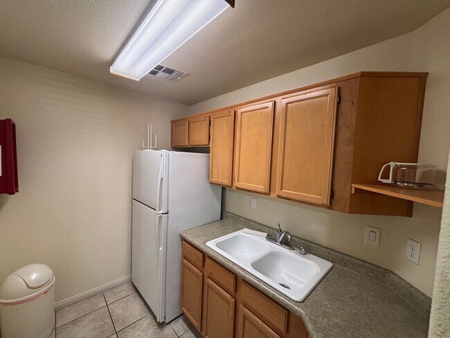 Building Photo - 1050 E Cactus Ave