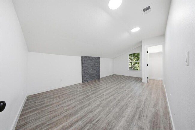Building Photo - 5005 Cottonwood Cir