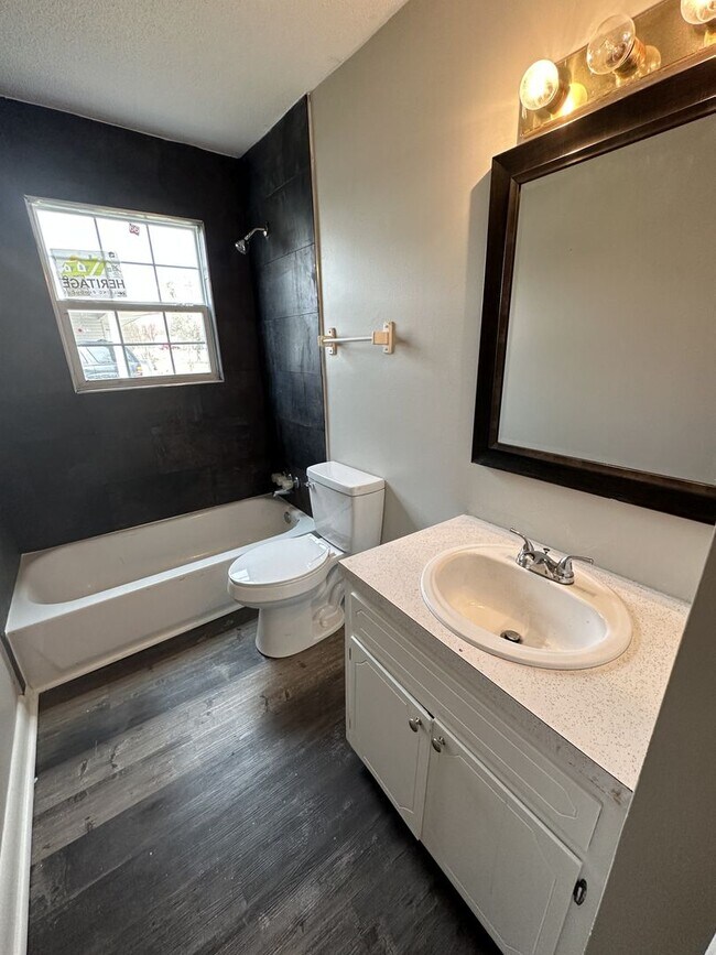 Building Photo - Newly Remodeled 2 Bedroom, 1 Bathroom Triplex