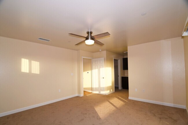 Building Photo - 571 Moss St