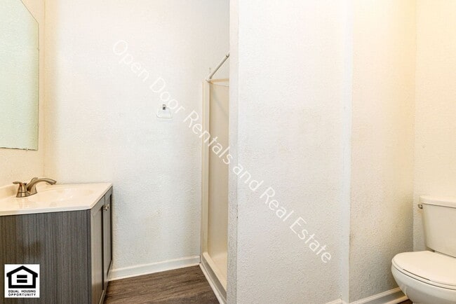 Building Photo - 603 N Van Buren St