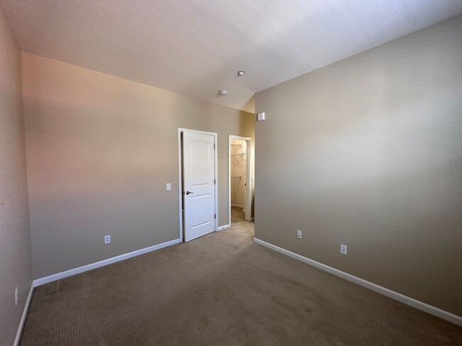 Building Photo - 3/3 Tri Level Berryessa Beauty is ready for YOU!