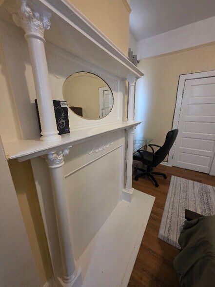 Building Photo - 116 Hardy Ave