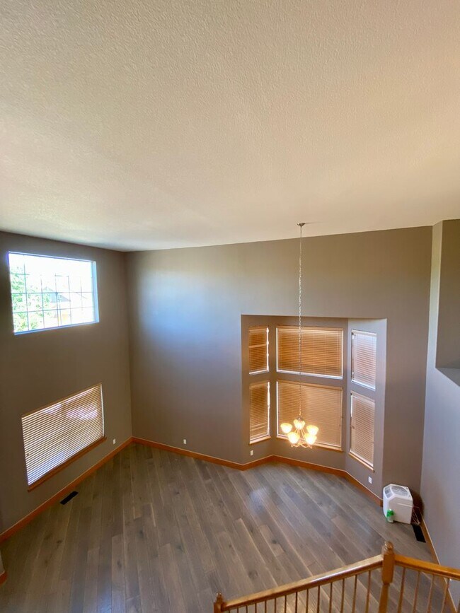 Building Photo - Immaculate 4 bed 3.5 Bath with Mountain Views and Unique Amenities!  Pet Friendly! Desirable 80922!