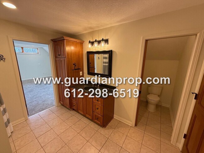 Building Photo - Roseville House in Secluded Midland Hills Available September 1, Updated Kitchen, Large Primary S...