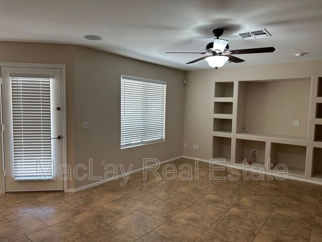 Building Photo - 2011 W Sunshine Butte Dr