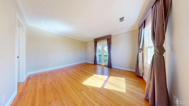 Building Photo - Charming, Renovated 3BR + Sunroom / 3.5 BA...
