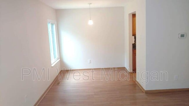 Building Photo - 6433 Wainscot Dr SE