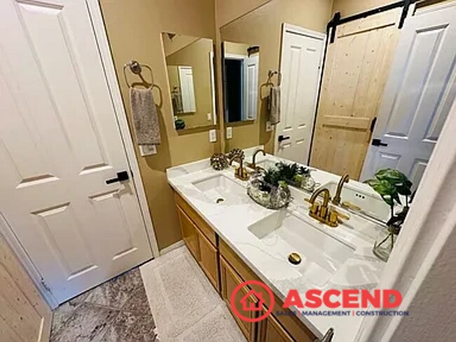 Building Photo - 2-Story Home In Southwest!