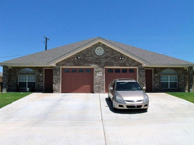 Building Photo - 3 Bedroom | 2 Bath Duplex – Modern Comfort...