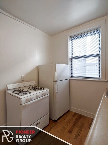 Building Photo - 822 W Waveland Ave