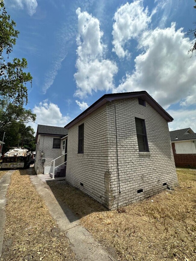 Building Photo - Fully Renovated 3/2 Available for Immediat...