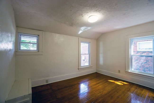 Building Photo - Bright, Spacious Single Family Home Across...