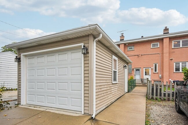 Building Photo - 470 E Vallette St