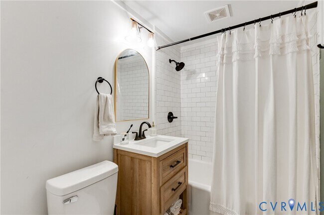 Building Photo - 2103 Pinetree Dr