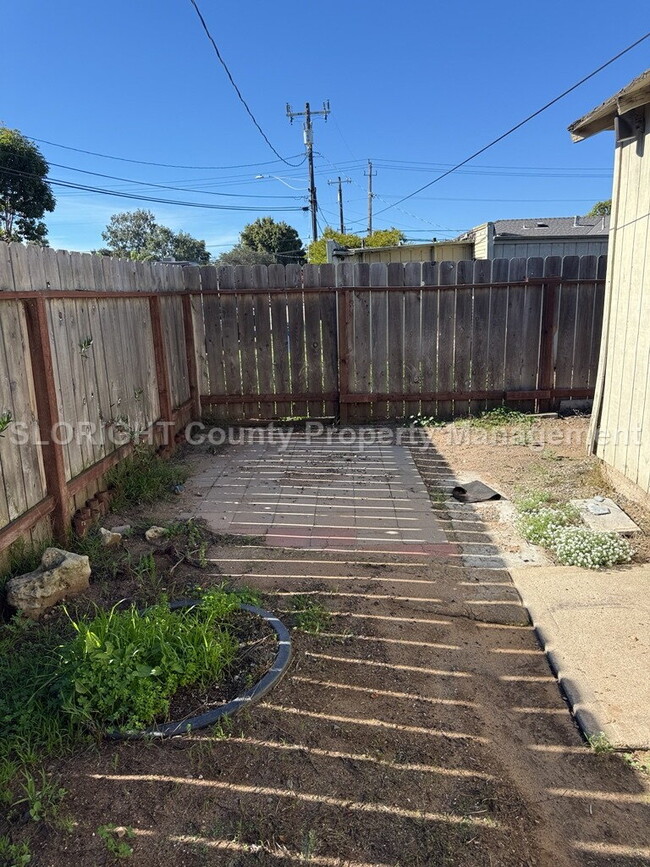 Building Photo - AVAILABLE NOW - 2 Bedroom / 1 Bathroom Home in Arroyo Grande