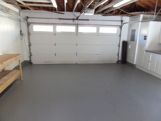 Building Photo - 3 Bedroom-2 Bathroom Single Story Home in ...