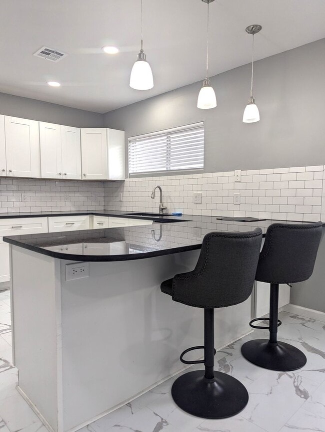 Building Photo - AVAILABLE NOW - $300 OFF 1ST FULL MONTH Modern Remodeled 3BR Home with Bonus Loft & Spacious Livi...