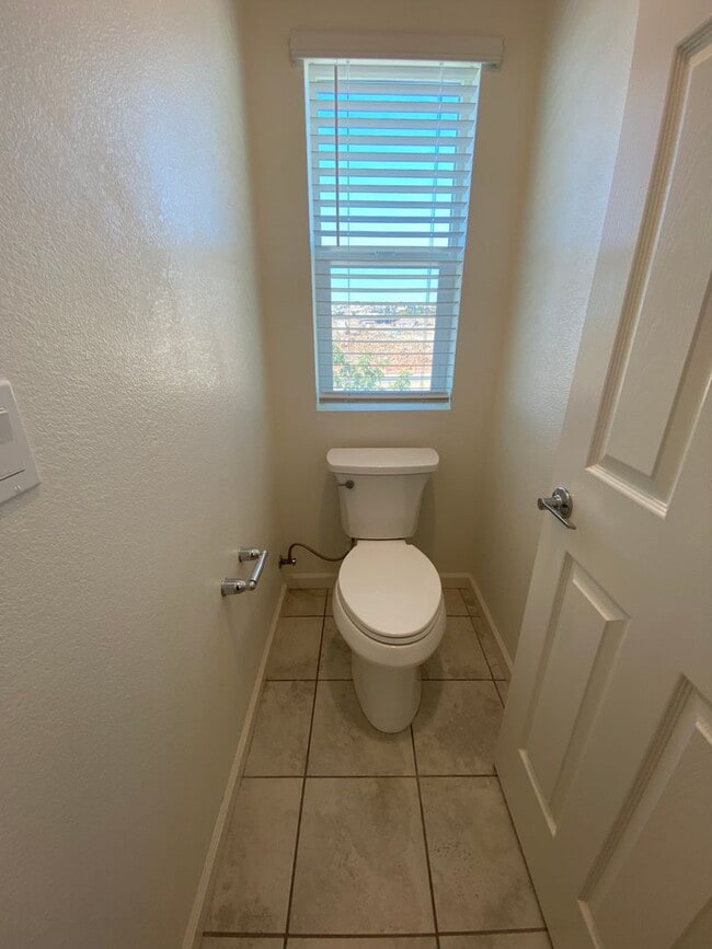 Building Photo - Gorgeous Like Low Maintenance 4 Bedroom wi...
