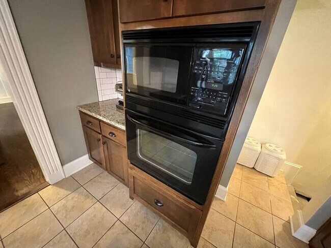 Building Photo - 616 W 63rd St