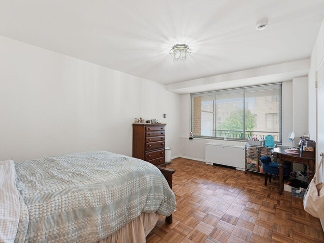 Building Photo - Oversized One-Bedroom Condo in a Prime Van Ness Location!