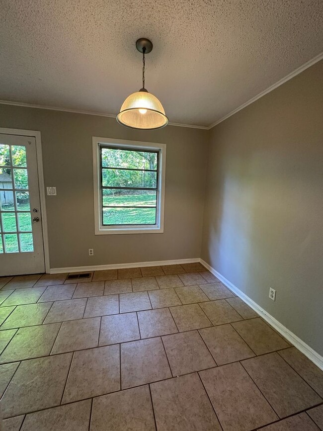 Building Photo - $1,800.00 Move-In-Special