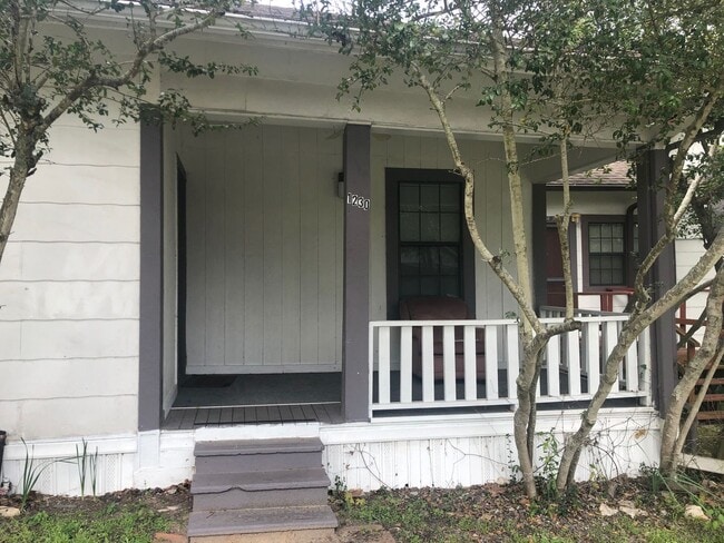 Building Photo - Two bedroom Apartment close to SHSU